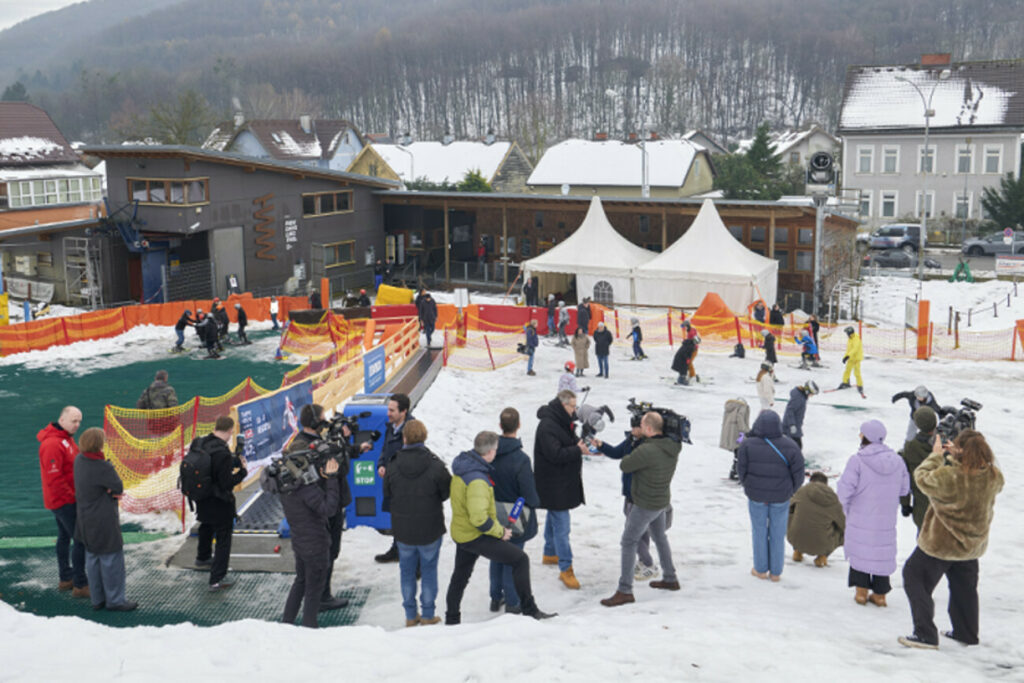 Blick auf die "Wiener Skiwiesn" mit vielen Besuchern und Skifahrern