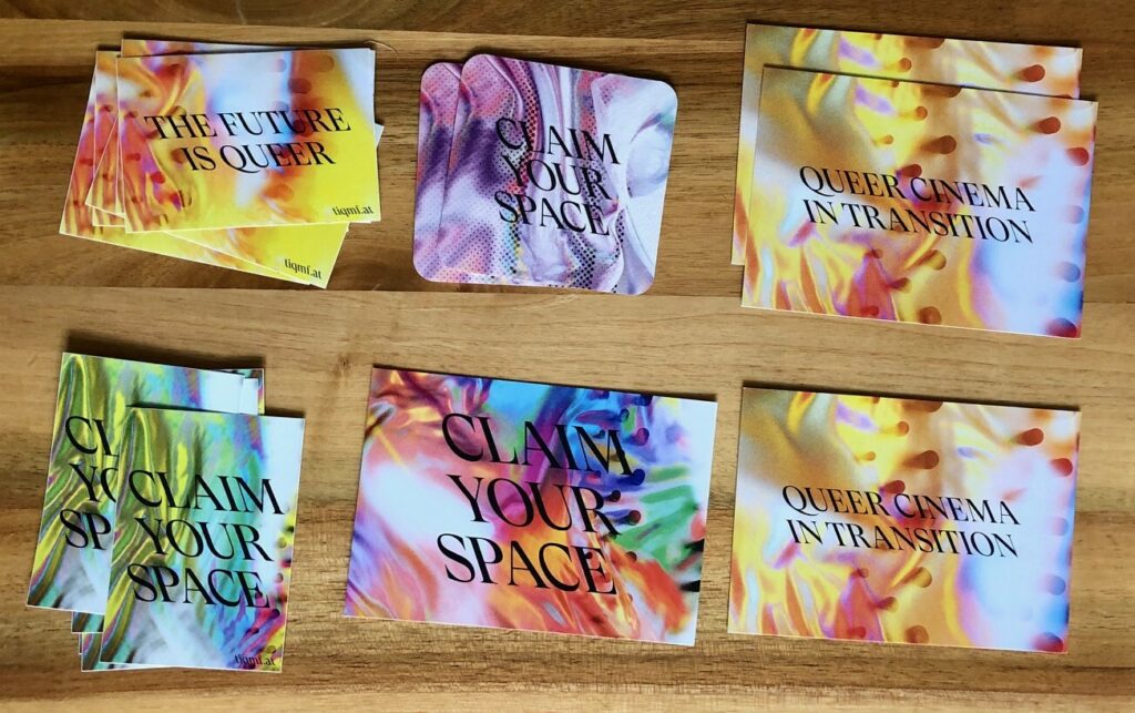 Merchandise der Veranstaltung. Sticker, Postkarten, etc.