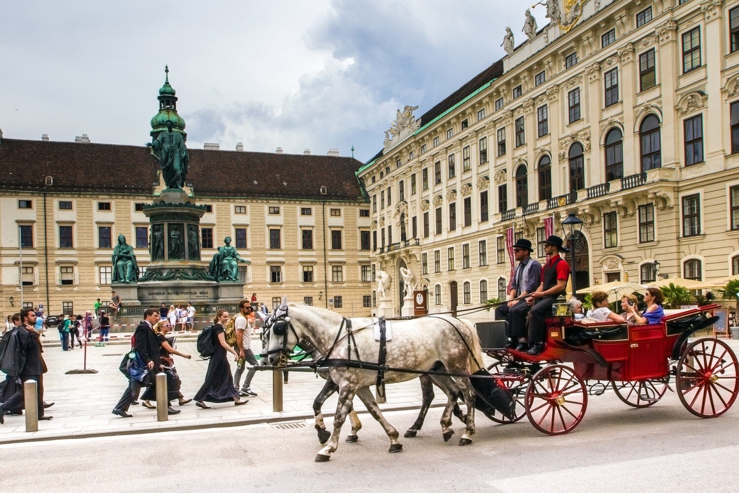 Fiaker kutschieren Gäste durch die Hofburg.